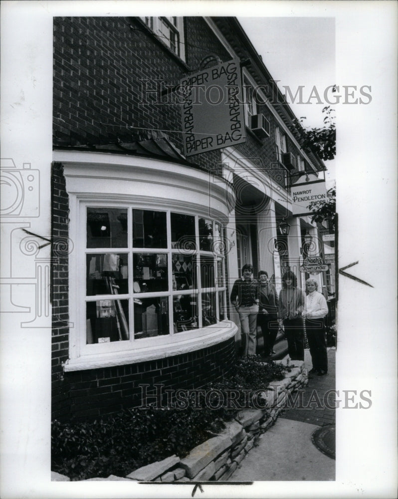 1983 Press Photo Barbaras Paper Bag Birmingham Michigan - Historic Images