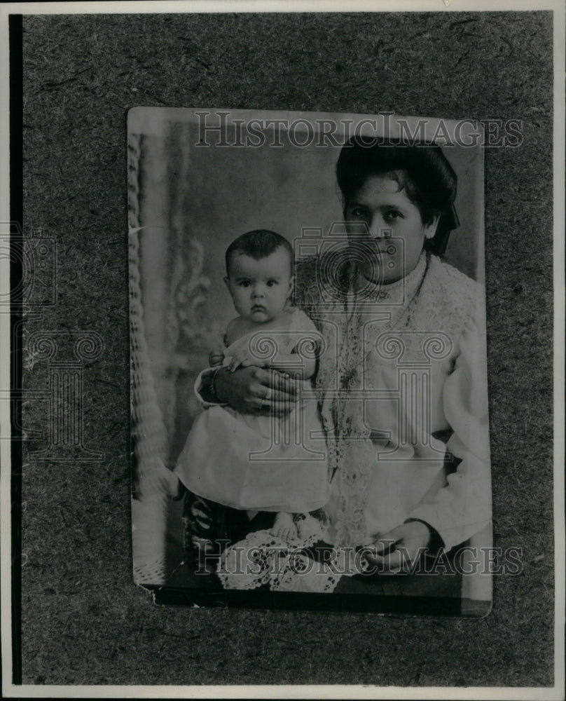 Raquel Janne and mother - Historic Images