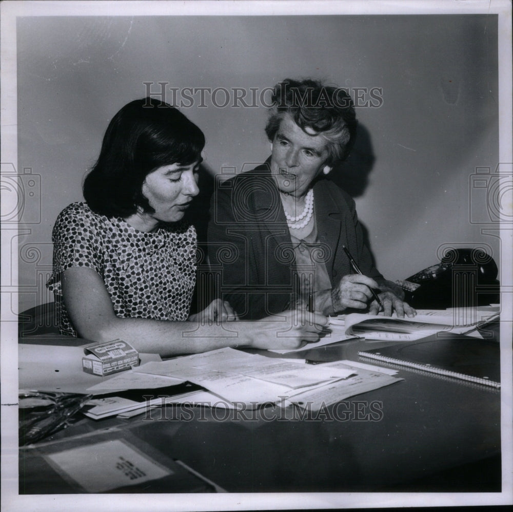 1966 Press Photo Gillian Richards Sybil Topham - Historic Images