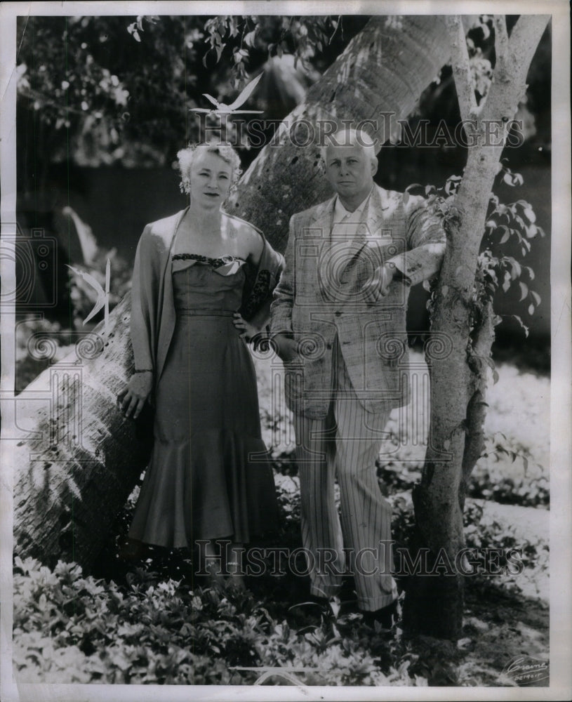 1954 Press Photo Travelers Mr. Mrs. Palzin - Historic Images