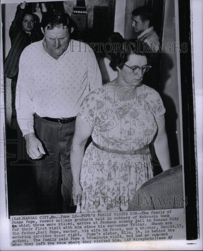 1965 Press Photo family Duane Pope bank robbery visit - Historic Images