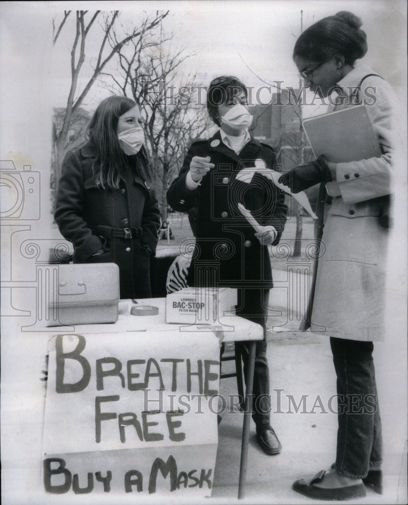 1970 Press Photo U of Michigan Students Sell Face Masks - RRU41893 - Historic Images