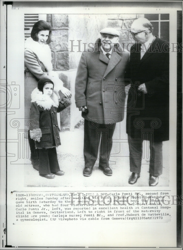 1973, Carlo Ponti Visits Sophia Loren Baby - RRU41907 - Historic Images