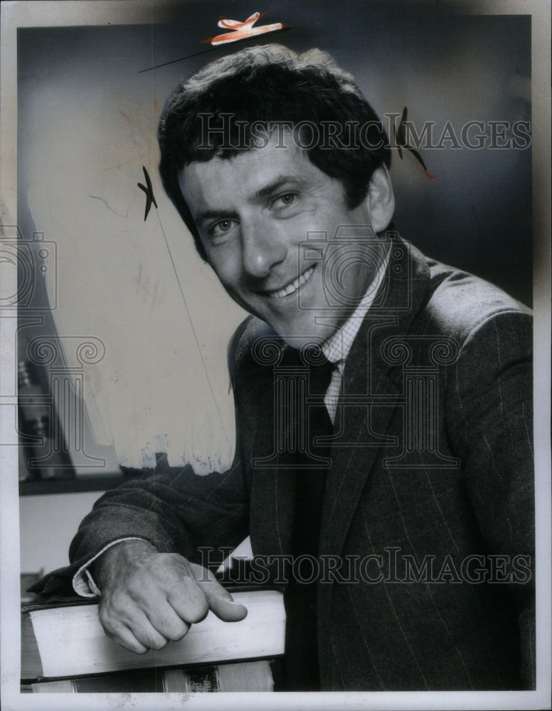 1974 Press Photo Barry Newman Actor Stage Television - Historic Images