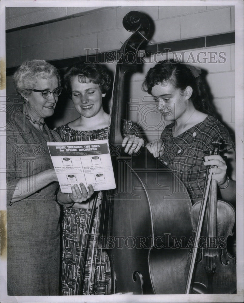 1962 Press Photo Seaman Music Teacher Hansler Violin - Historic Images