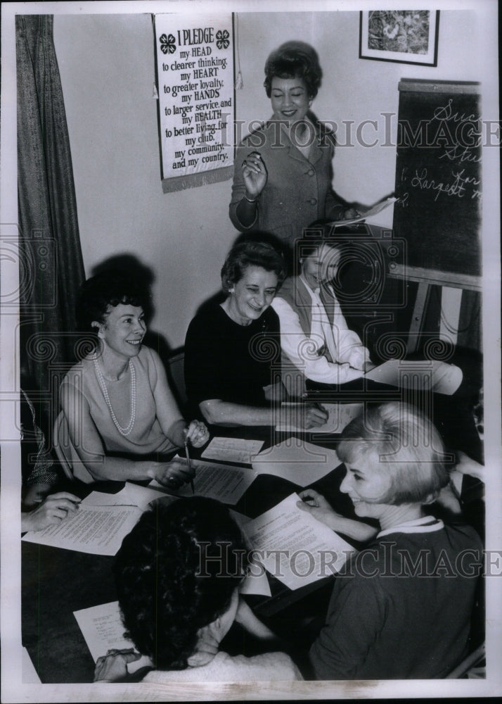 1966 Press Photo June Sears Food Budget Course - Historic Images