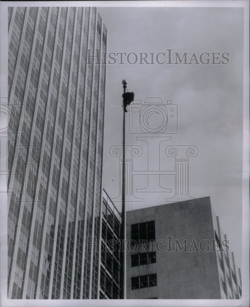 1957 Press Photo Sam Dressell Steeplejack Flag Pole - Historic Images