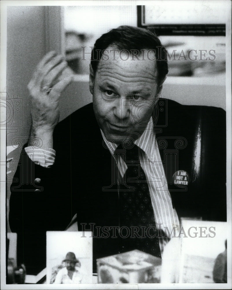 1980 Press Photo Author Philip Stern Speaking Table - RRU42807 - Historic Images