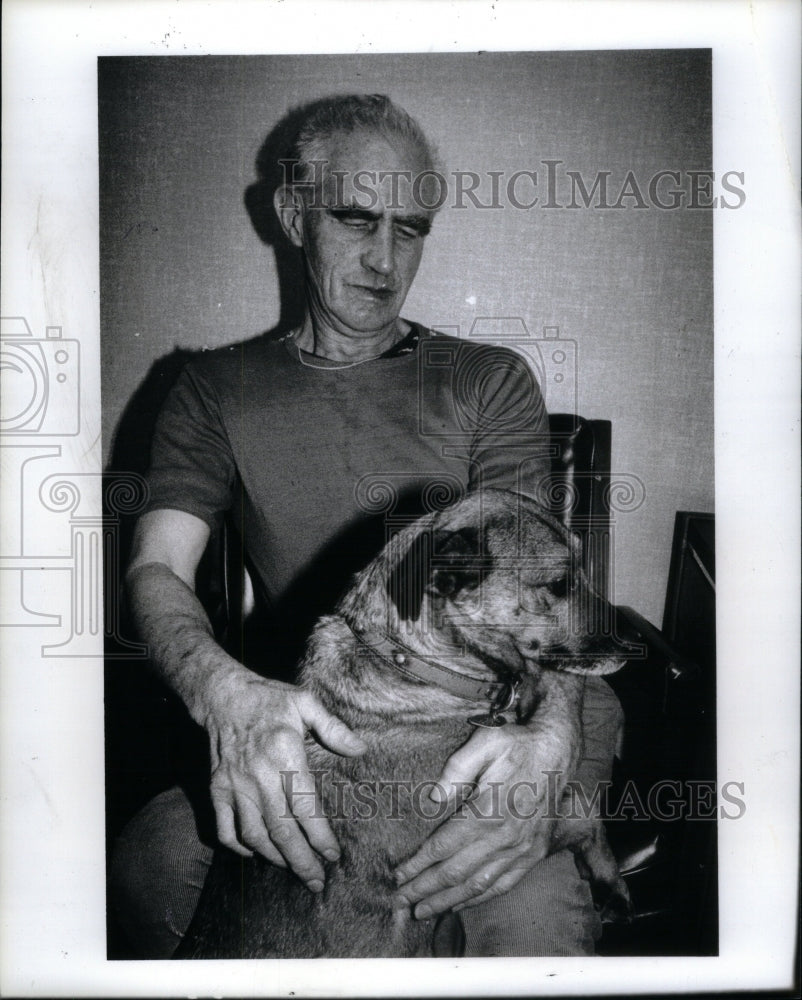 1983 Vincent Simons &amp; Dog Spist Park Plaza - Historic Images