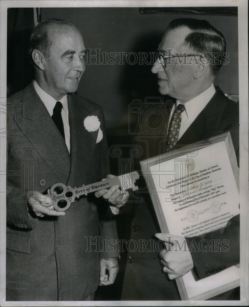 1952 Press Photo Mayor Williams and Cobo Exhange Gifts - Historic Images