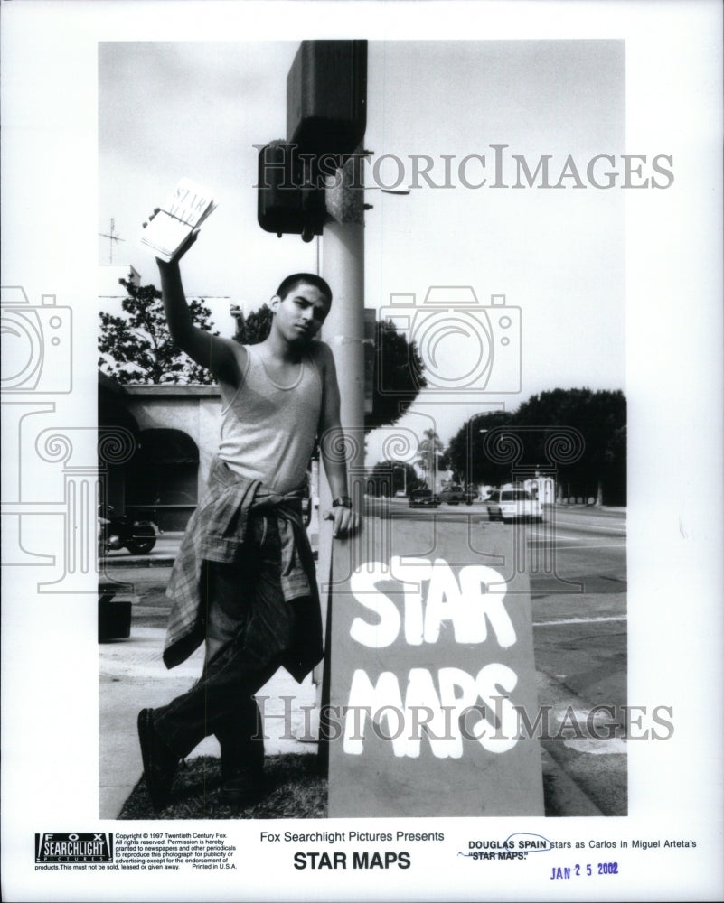 2002 Press Photo Douglas Spain Actor Star Maps Film - RRU43383 - Historic Images