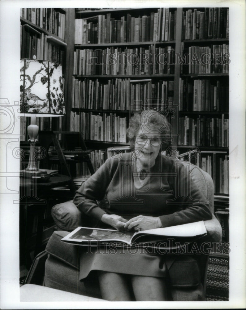 1985 Press Photo Storyteller Helen Williams In Study - RRU43631 - Historic Images