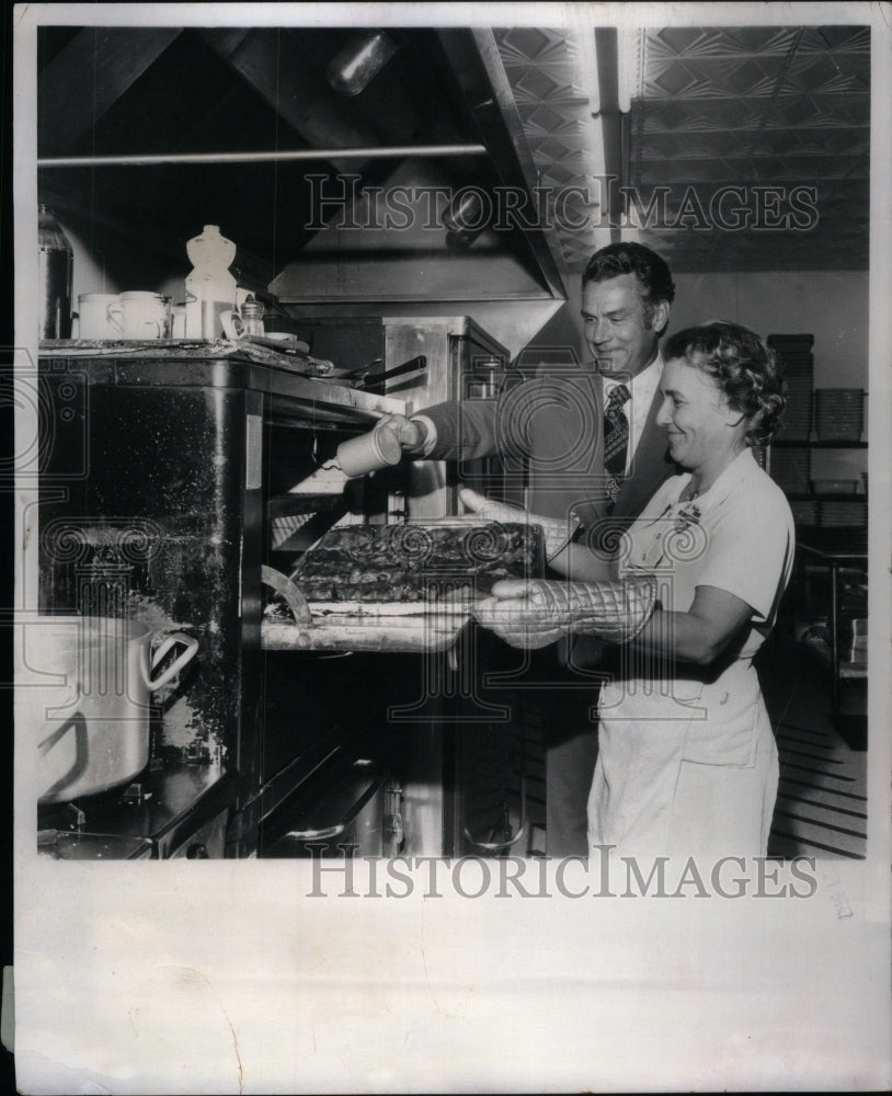 1976 Press Photo Joan and James looking over ribs - Historic Images