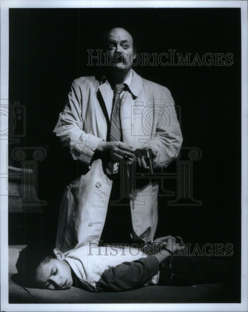 1988 Press Photo Queen Leaky Roof Circuit Play Scene - Historic Images