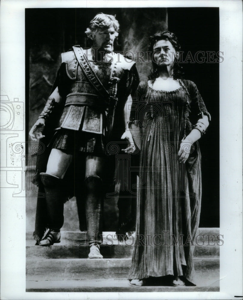 1982 Press Photo Robinson Jeffer Medea Robert Whitehead - Historic Images