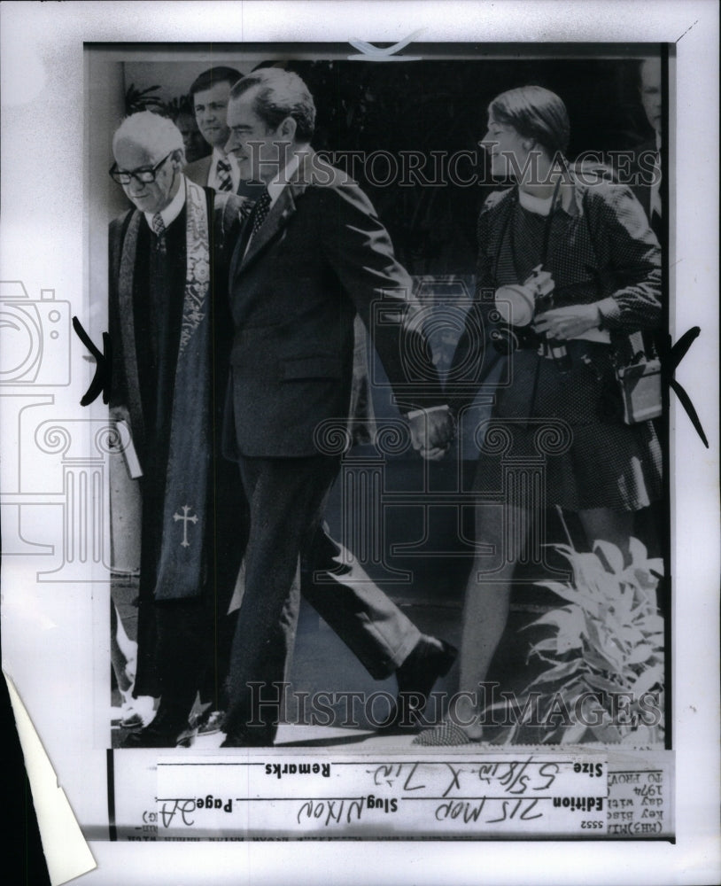 1974 Richard Nixon Walking With Group-Historic Images