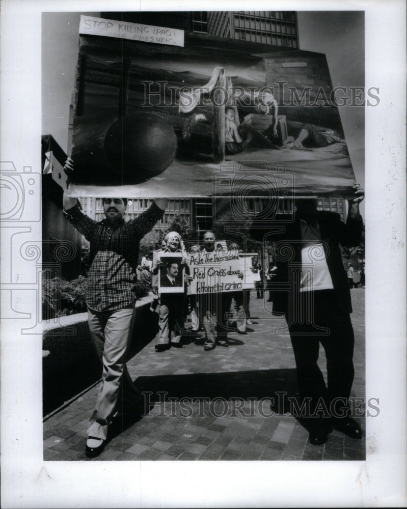 1985, Demonstrator Pickets Iranian atrocitie - RRU44403 - Historic Images