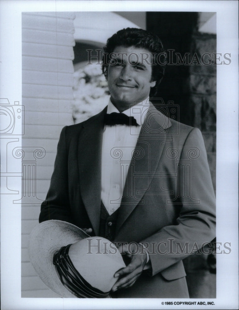 1986 Press Photo Lee Horsley Actor Sotuth Book II Cap - Historic Images