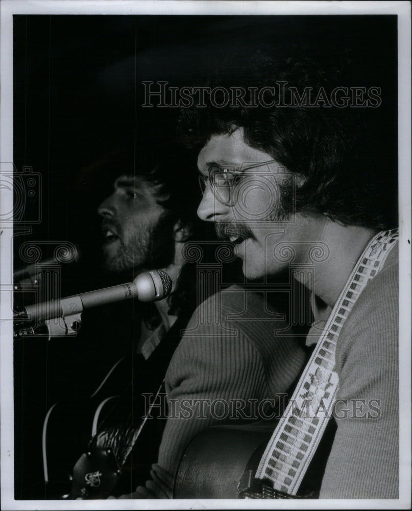 1971 Press Photo Wade Brook Hank Phillips Guitarist - Historic Images