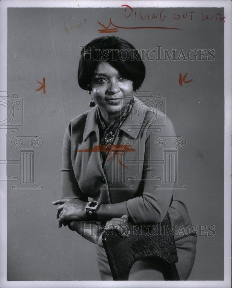 1968 Press Photo Dorothy Mann Dinning Chair Photo Pose - RRU44931 - Historic Images