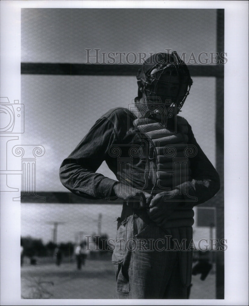 Press Photo One Men Wares Military Dress bullet proof - RRU44975 - Historic Images