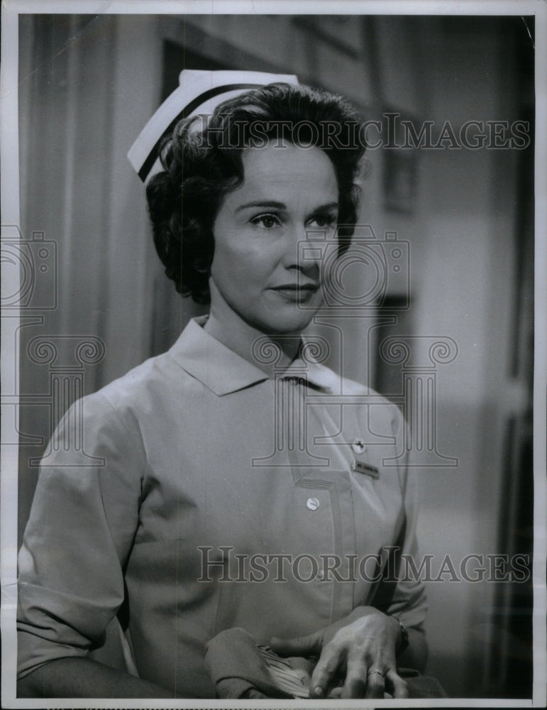 1963 Press Photo Kim Hunter Nurses Lions Actress TV - RRU45073 - Historic Images