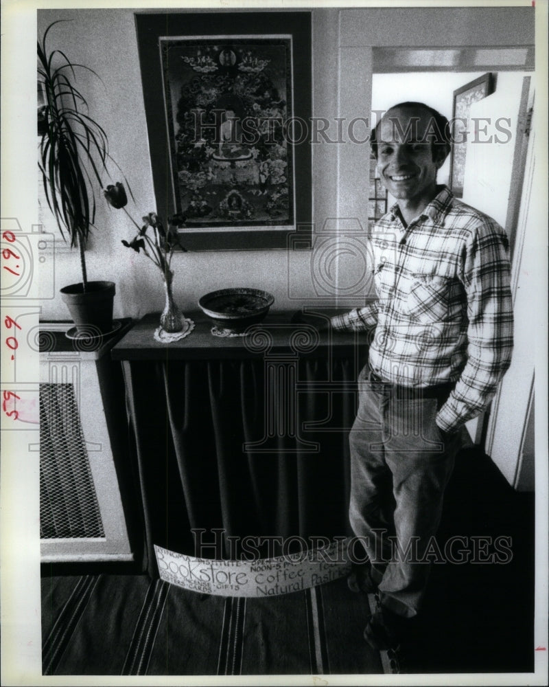 1984 Press Photo Ralph McFall teacher pose table - RRU46197- Historic Images