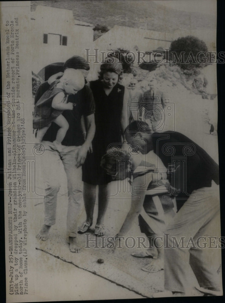 1968 Press Photo Grandparents Help Queen Julian kneel - Historic Images