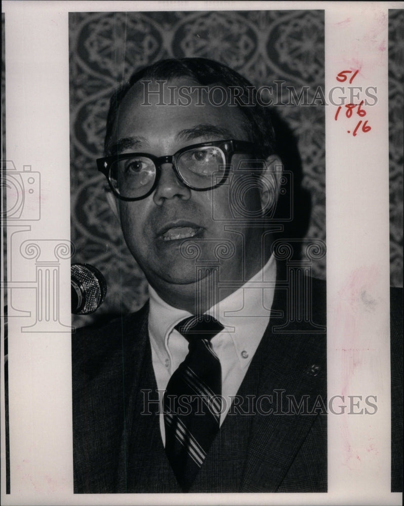 1984, John Bushnell Executive - RRU47785 - Historic Images