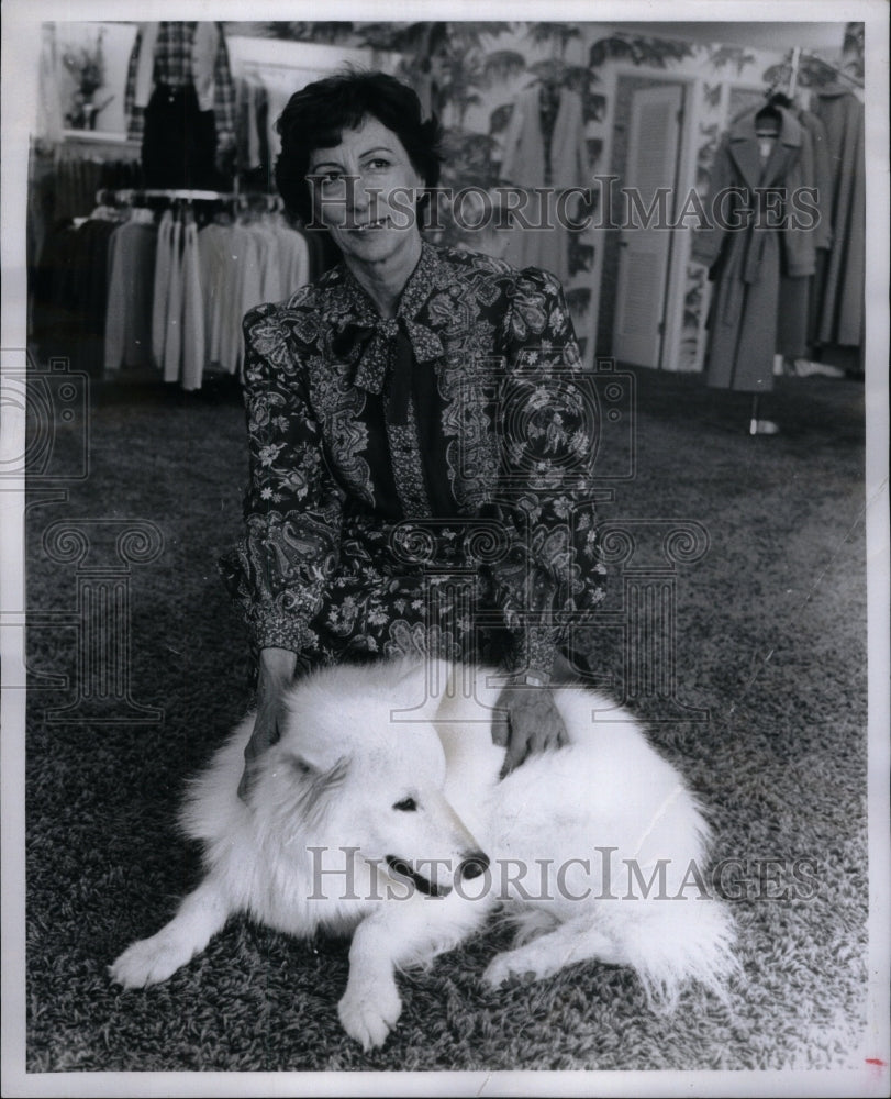 1981 Press Photo Barbara Burkett With Samoyede Chinook - RRU47833 - Historic Images