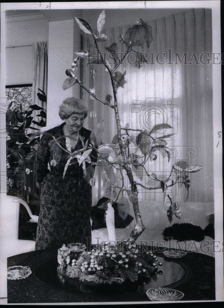 1960 Press Photo Mrs. McIntosh Buell Decorates - RRU47911 - Historic Images