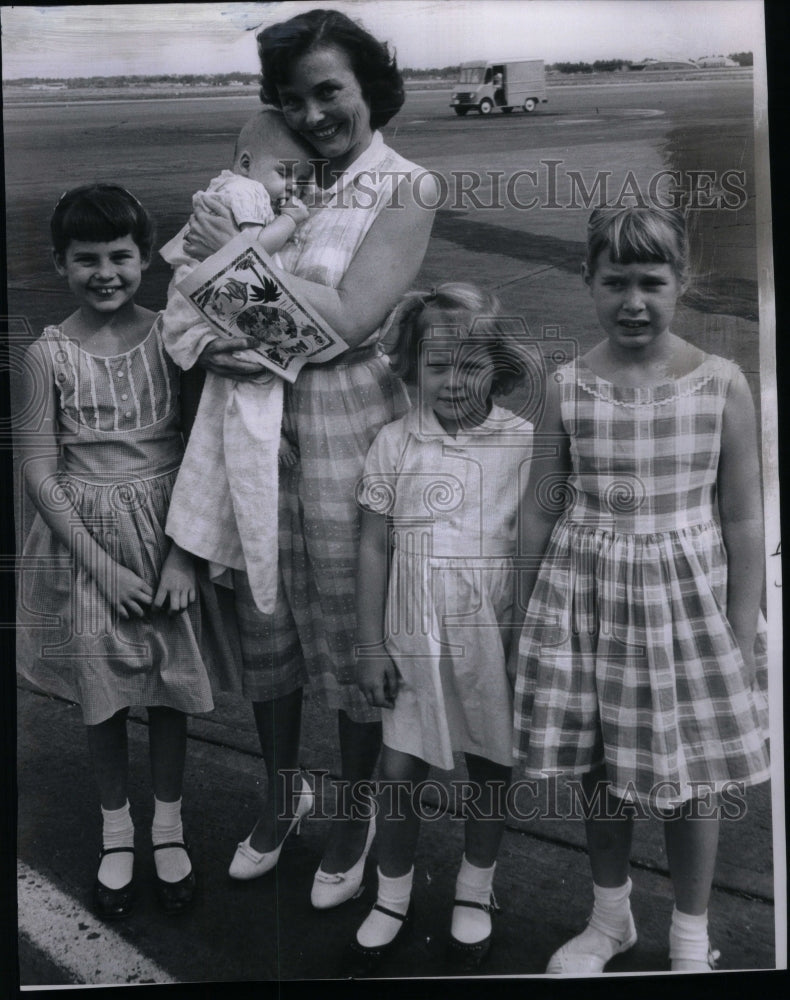 1960 Press Photo End Evacuation Campbell Mary Louise - RRU48015 - Historic Images