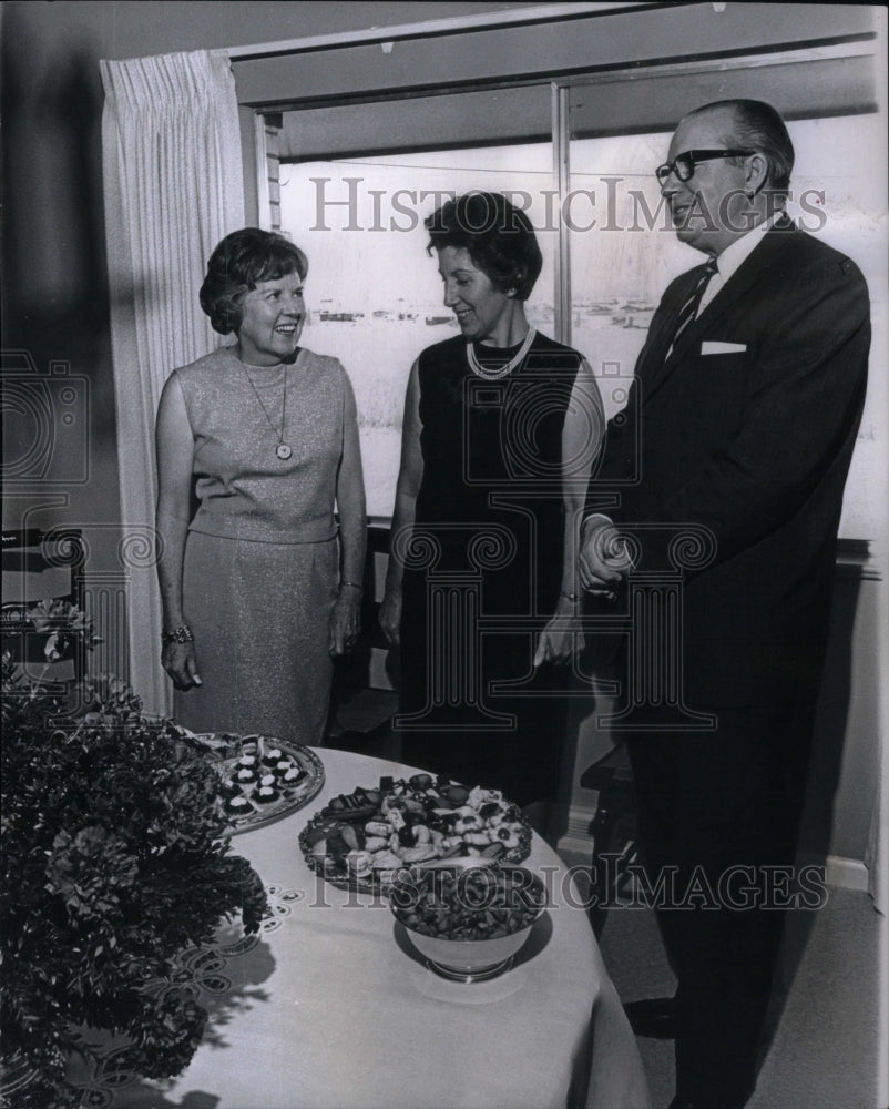 1965 Press Photo Mrs Hornsten greets the Crowfords&#39; - RRU48399 - Historic Images