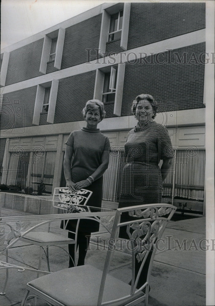 1967 Press Photo In Search of Artwork for Spalding Hous - Historic Images