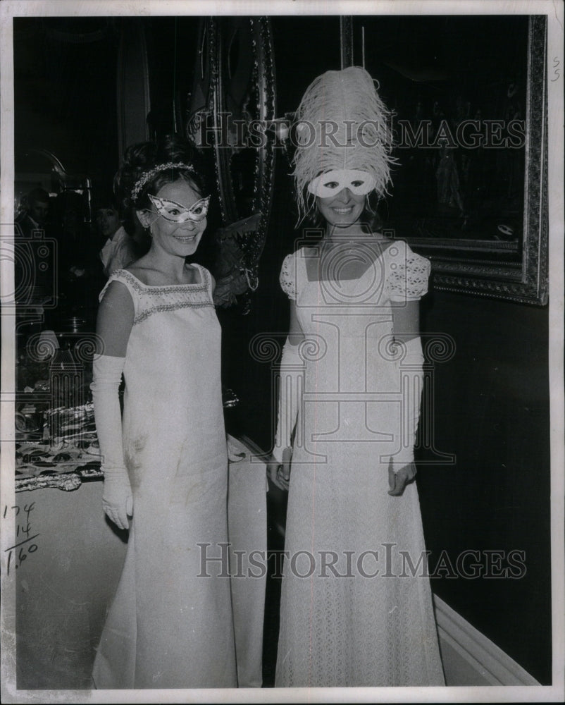 1967 Press Photo Collins Ringsby Masks Gowns Gala Ball - RRU48623 - Historic Images