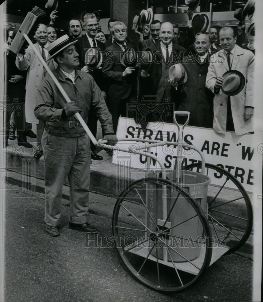 1967 Press Photo Chicago Street Sweeper Wearing New Hat - Historic Images