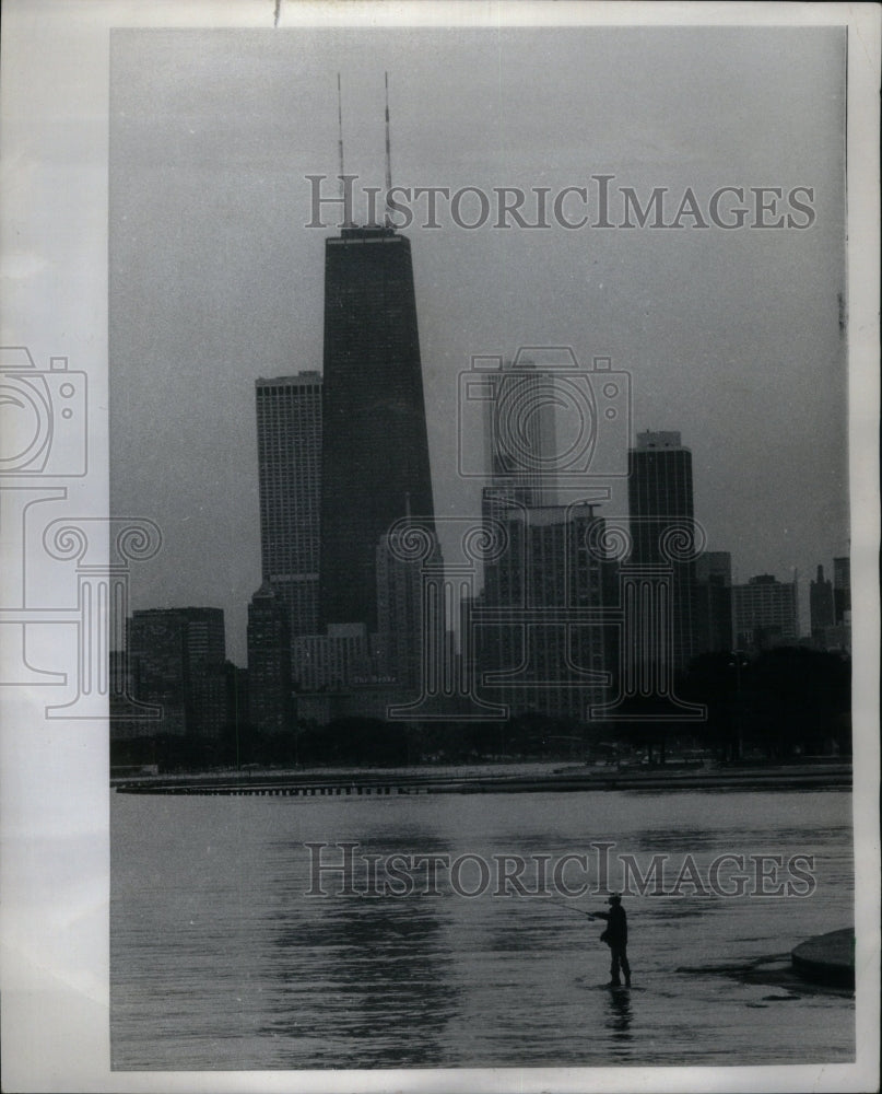 1976 Press Photo Diversey Harbor Lake Michigan Fishing - RRU48907 - Historic Images