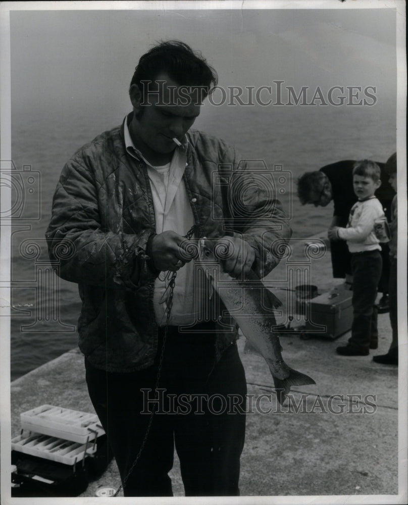 1975 Press Photo Lake Michigan Shoreline Fishing - RRU48909 - Historic Images