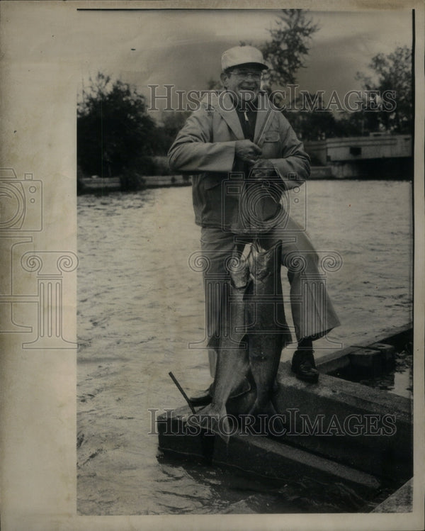 1976 Press Photo Cold Weather Large Salmon Lake Mich. - Historic Images