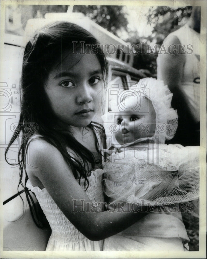 1985 Press Photo Child With Doll House Burning - RRU48943 - Historic Images