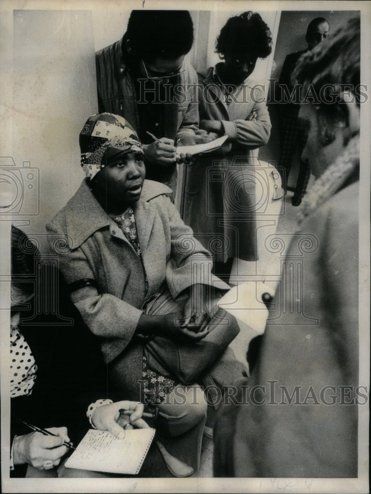 1977 Press Photo Woman Waiting For Report Hospital - Historic Images