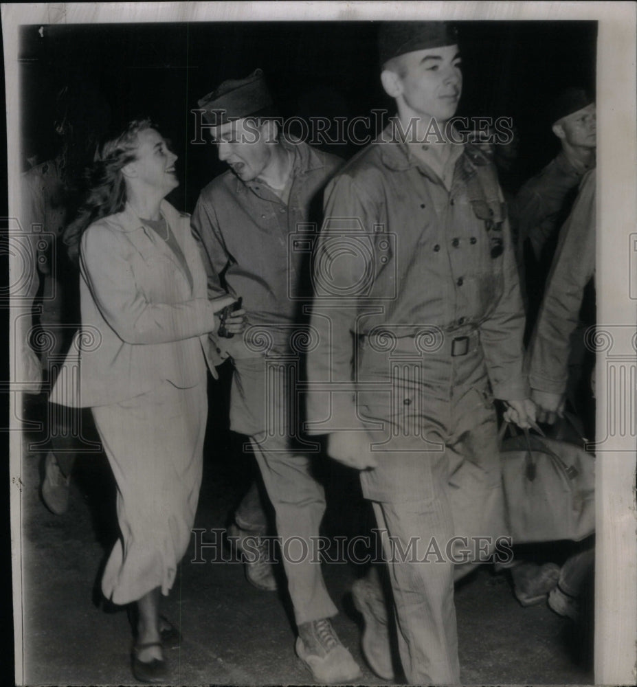 1950 Press Photo Marines Marching Leave Girlfriend - Historic Images