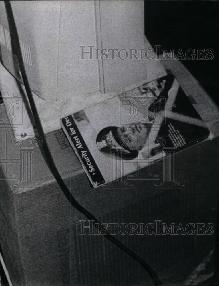 1975 Press Photo Items Found At Murder Crime Scene - RRU49085 - Historic Images