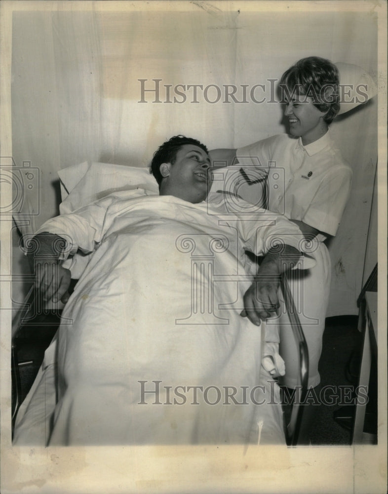 1964 Press Photo Trainman Shot South Chicago Hospital - RRU49167 - Historic Images