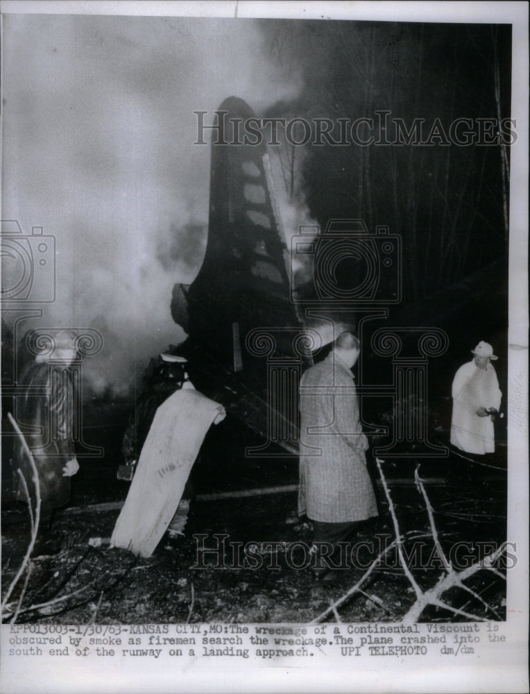 1963 Press Photo Firemen Continental Viscount Wreckage - Historic Images