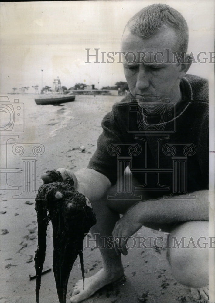 1967 Press Photo Paul Lindsay Lifeguard - Historic Images