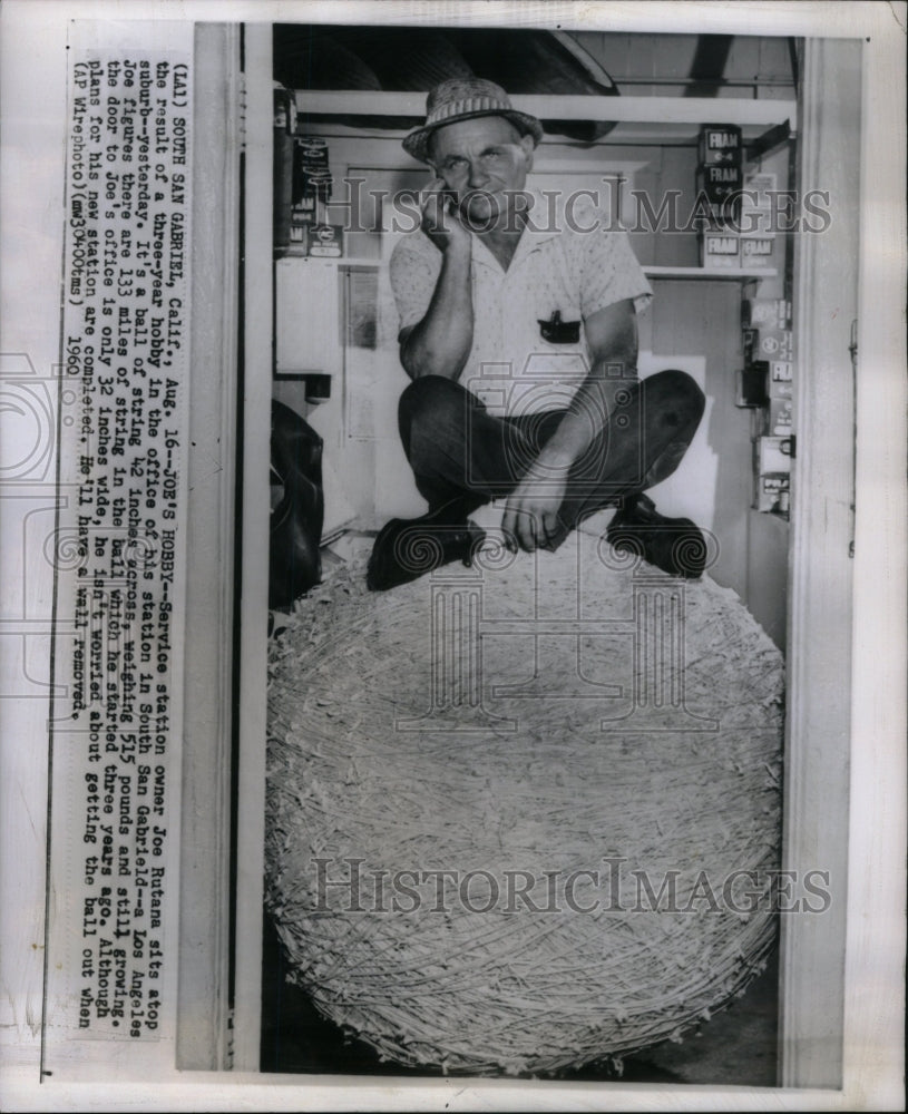 1960 Press Photo Joe Rutana 515 Pound Ball String - Historic Images