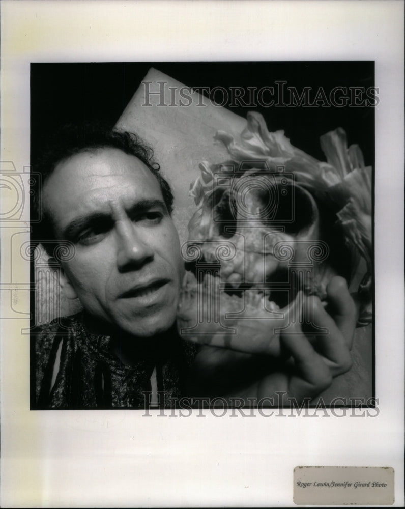 1996 Hamlet Play Lead Holding Skull Godinez - Historic Images