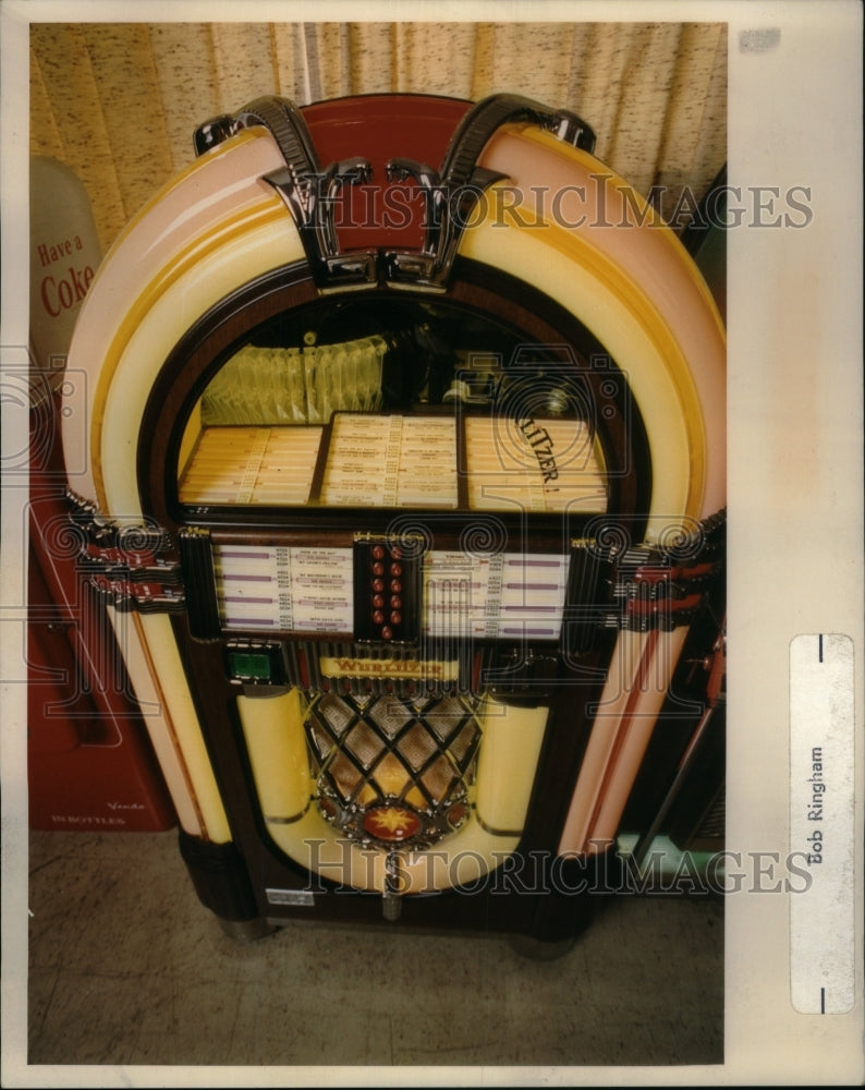 1989 Press Photo Jukebox music playing device coin - RRU49623 - Historic Images