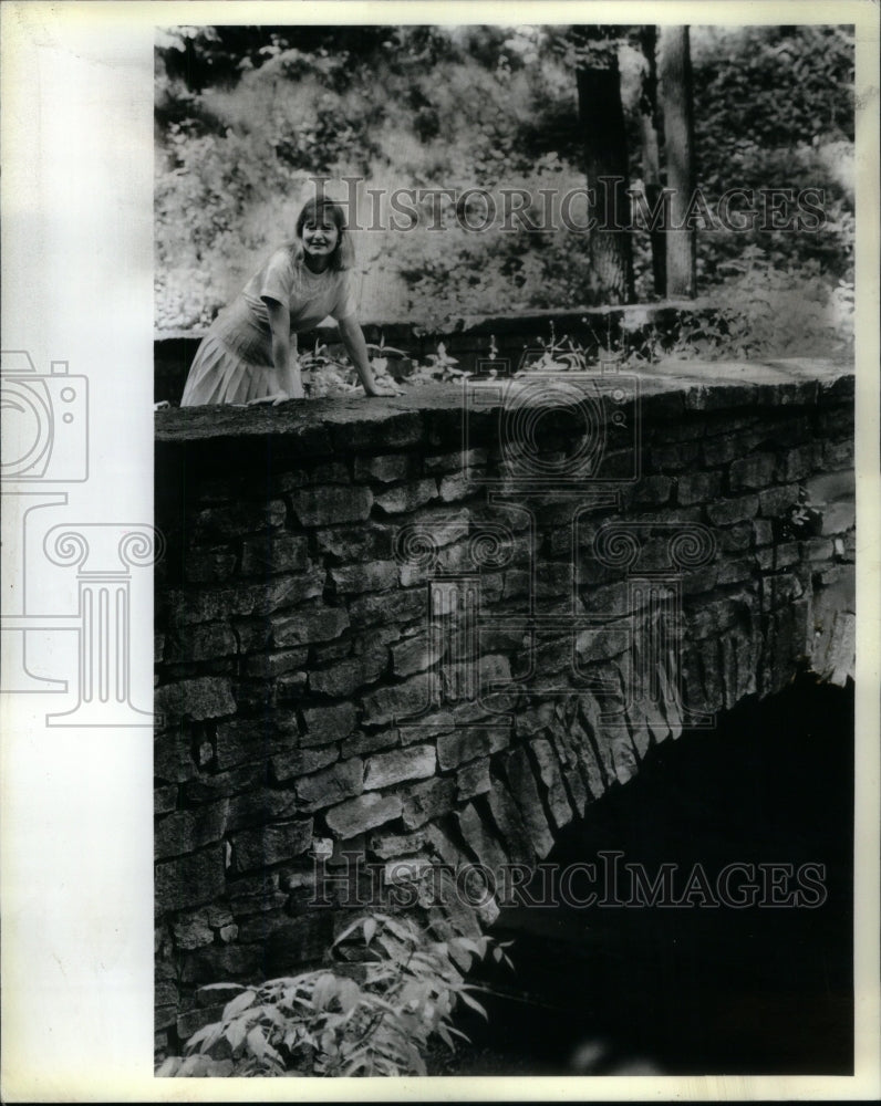 1987 Press Photo Old Rosenwald Estate Bridge Woman - Historic Images